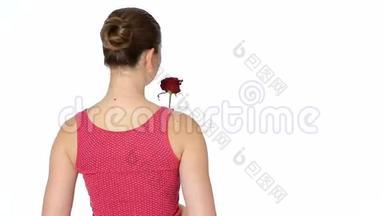 女人拿着红色的玫瑰，在白色的背景上微笑。